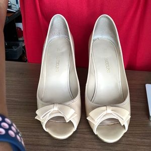 ENZO ANGIOLINI Beige Patent Open Toe Pump with Bow